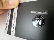 بطاقات الأعمال PVC لامع فضي مع شعار مخصص للأشعة فوق البنفسجية لامعة